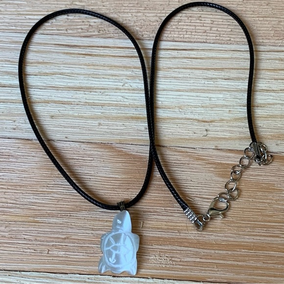 Shimmering White Cat's Eye Fiber Optic Glass Turtle Pendant Necklace Adjustable - Picture 10 of 11